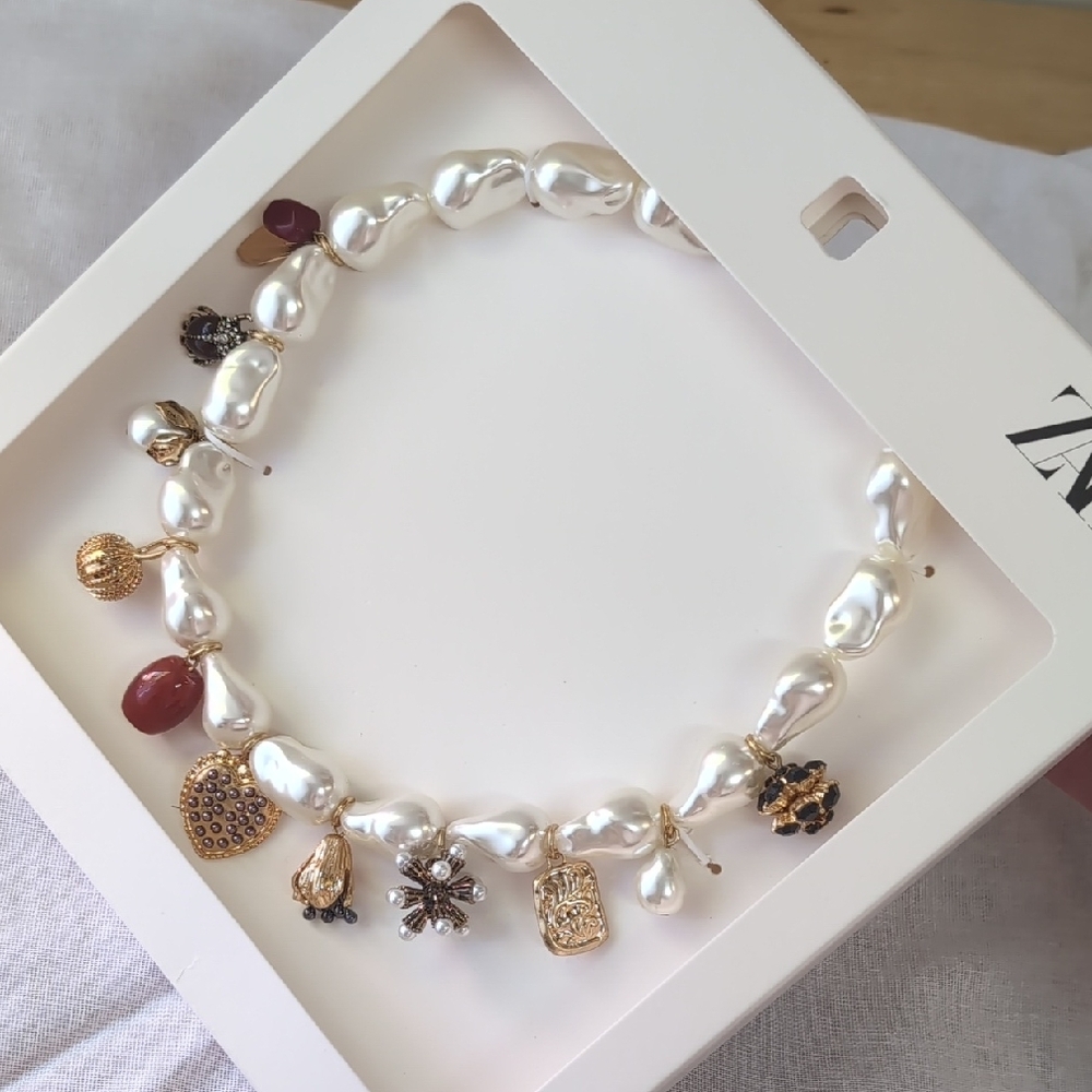 Zara Elegant Pearl and Gold Charms choker Necklace White multicolor NWT